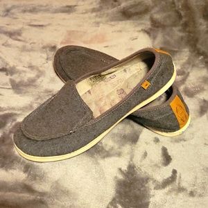 🍀 Freewaters Size 10 Shoes/Slippers